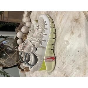 Nike Wmns Free Metcon 5 'White Barely Volt'